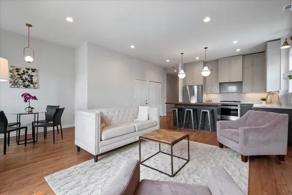 $2,850 | 217 South Bell Avenue, Unit 2, Chicago, IL 60612