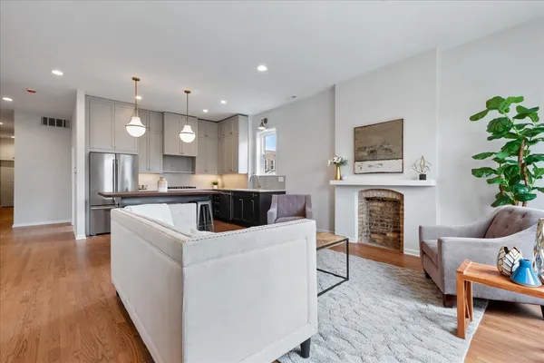 $2,850 | 217 South Bell Avenue, Unit 2, Chicago, IL 60612