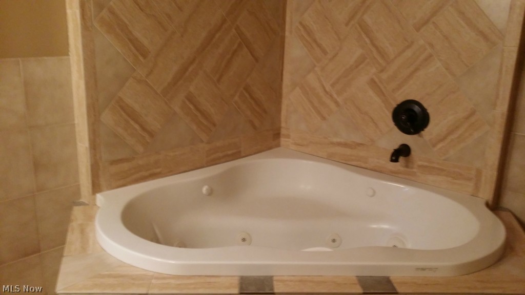 20504 Watson Road Maple Heights, OH 44137 - Photo 8 of 14 1st floor glamour bath