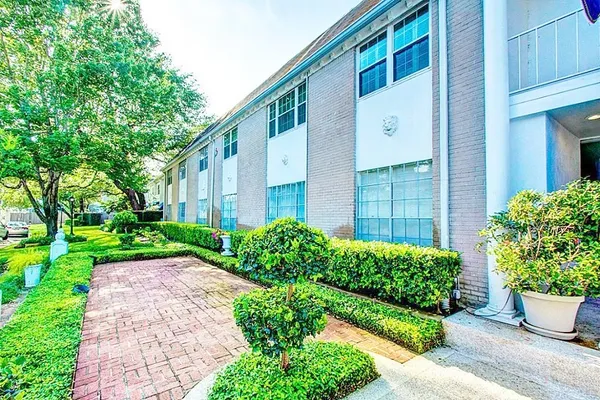 $1,800 | 2701 Bellefontaine, Unit B3, Houston, TX 77025