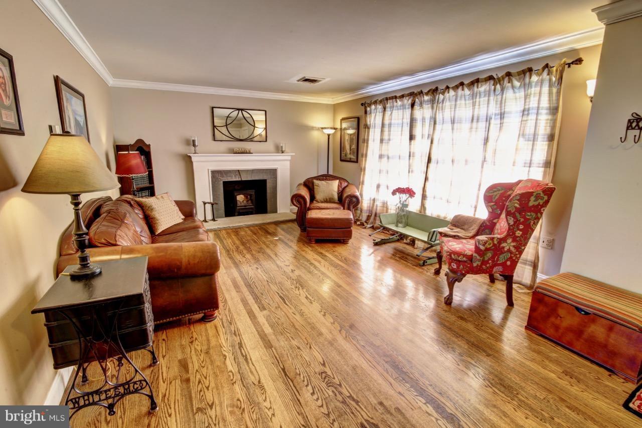 19415 Evergreen Mills Road Leesburg, VA 20175 - Photo 5 of 26 Living Room