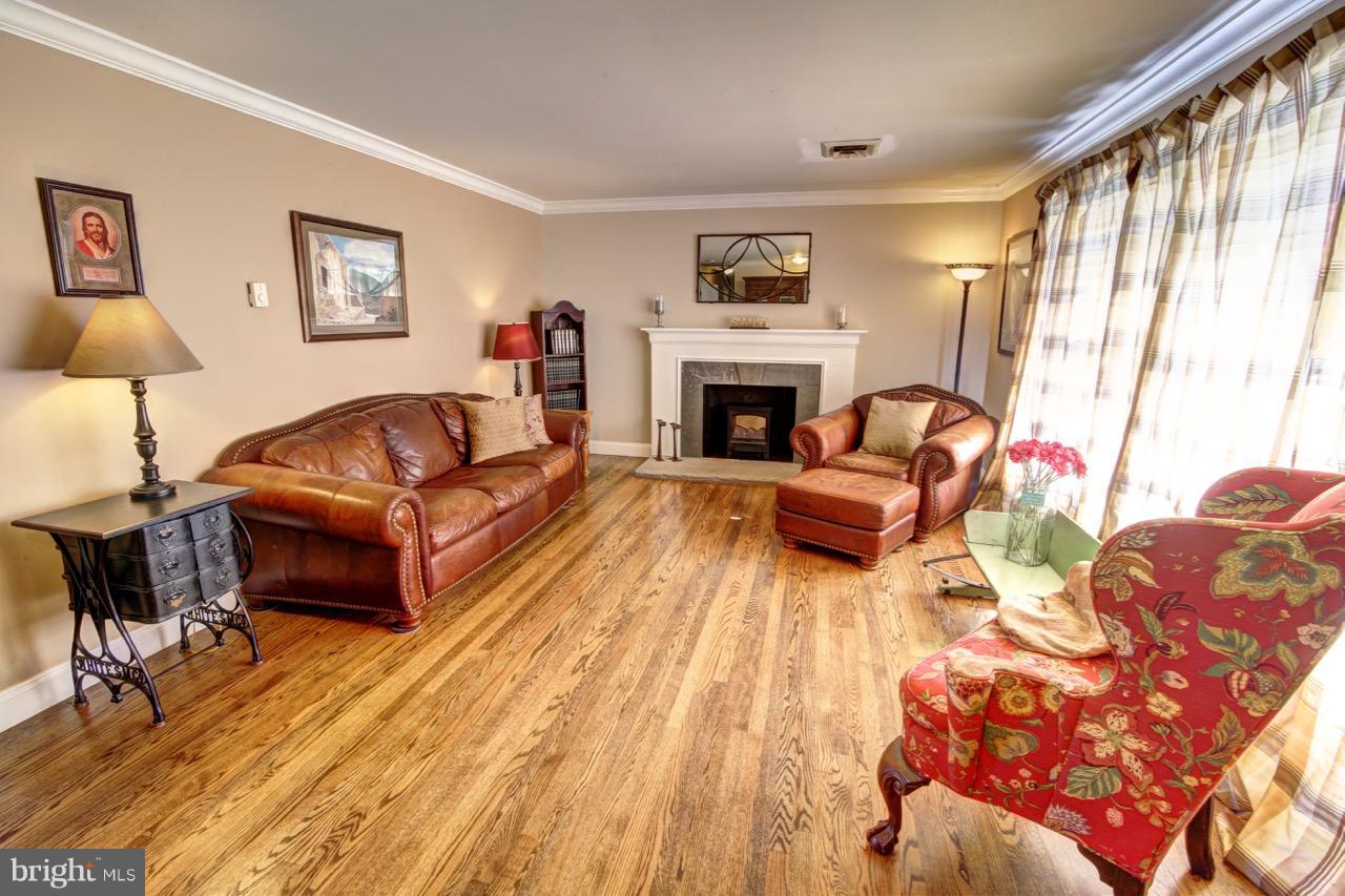 19415 Evergreen Mills Road Leesburg, VA 20175 - Photo 6 of 26 Living Room