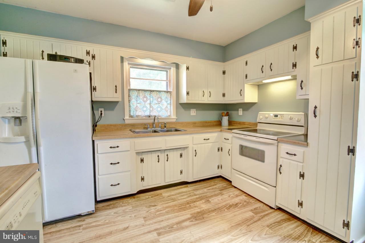 19415 Evergreen Mills Road Leesburg, VA 20175 - Photo 8 of 26 Kitchen