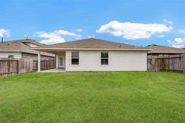 a view of a house with backyard and garden