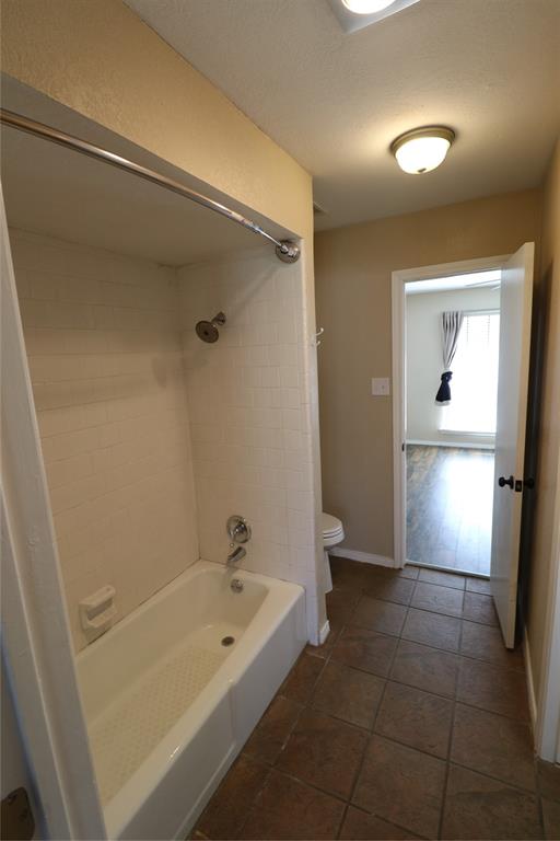 200 Red Oak Creek Road Oak Leaf, TX 75154 - Photo 8 of 11 a bathroom with a tub shower and toilet