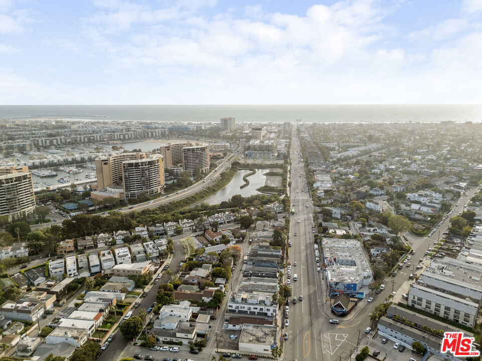 754 Washington Boulevard Marina del Rey, CA 90292 - Photo 12 of 14 an aerial view of multiple house