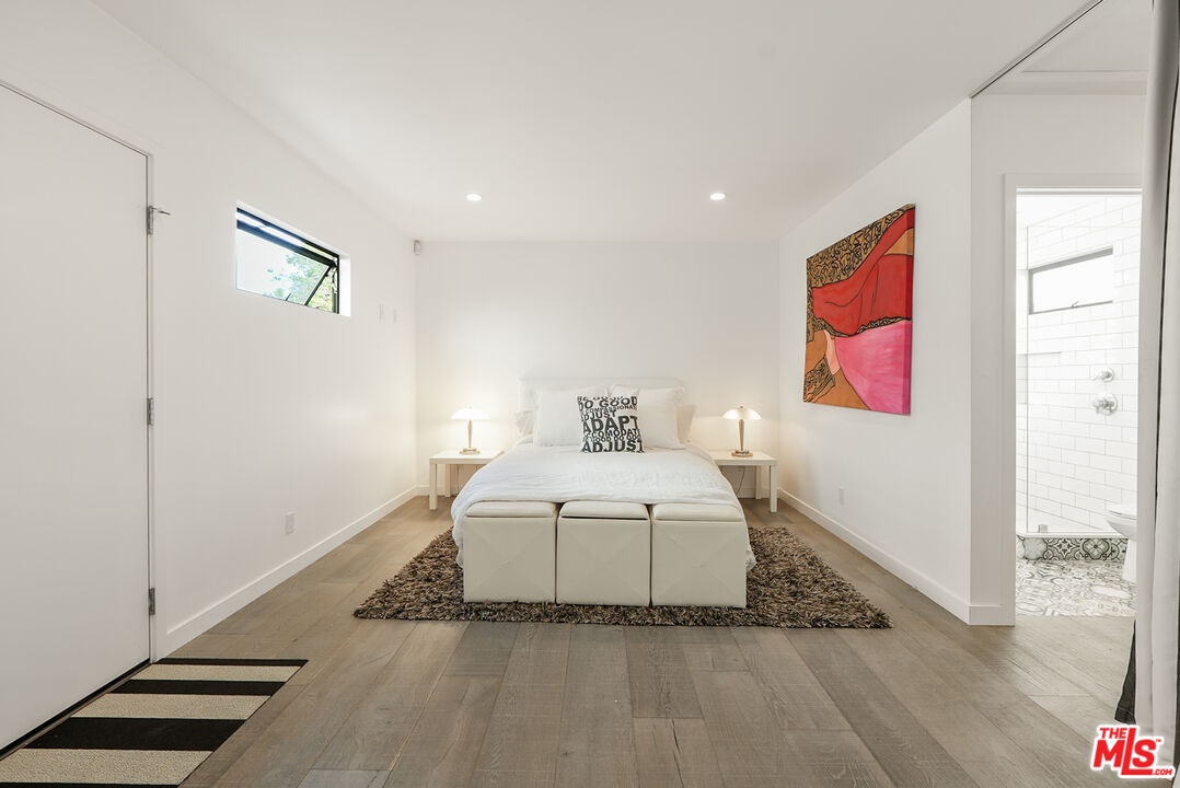 754 Washington Boulevard Marina del Rey, CA 90292 - Photo 6 of 14 a bedroom with a bed and a window