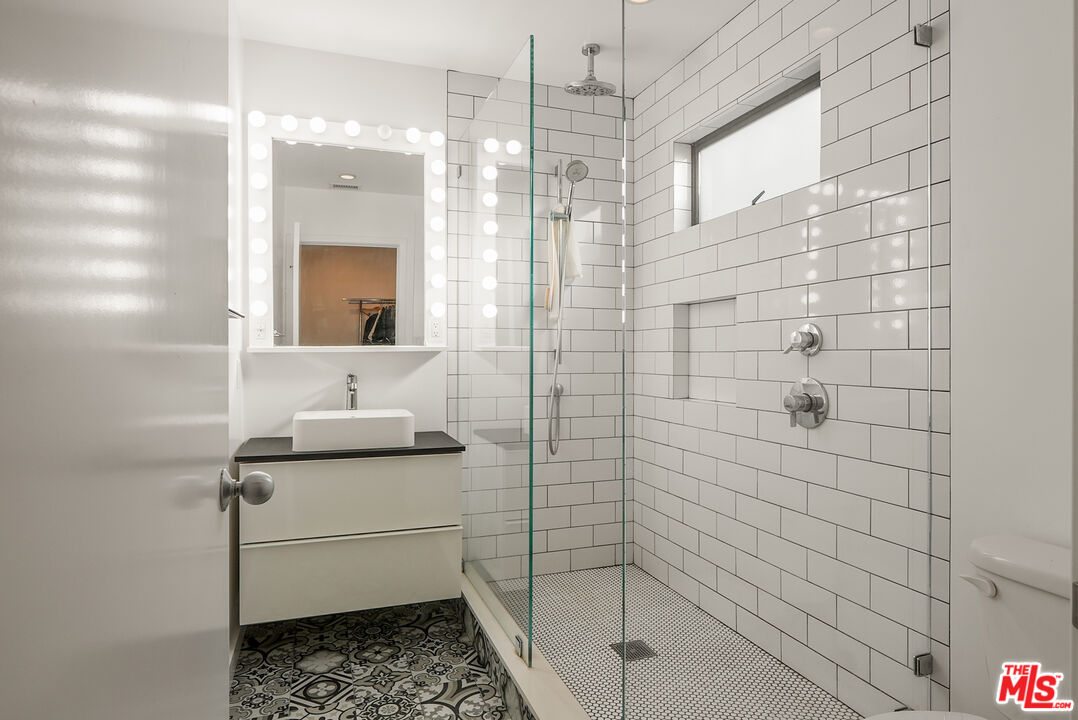 754 Washington Boulevard Marina del Rey, CA 90292 - Photo 9 of 14 a bathroom with a sink a toilet and shower