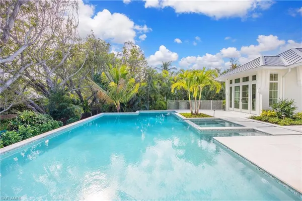 $17,700,000 | 3295 Gordon Drive, Naples, FL 34102