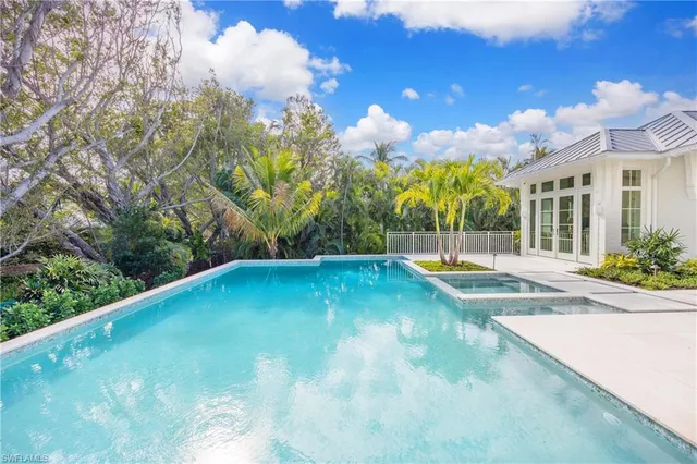 $18,700,000 | 3295 Gordon Drive, Naples, FL 34102