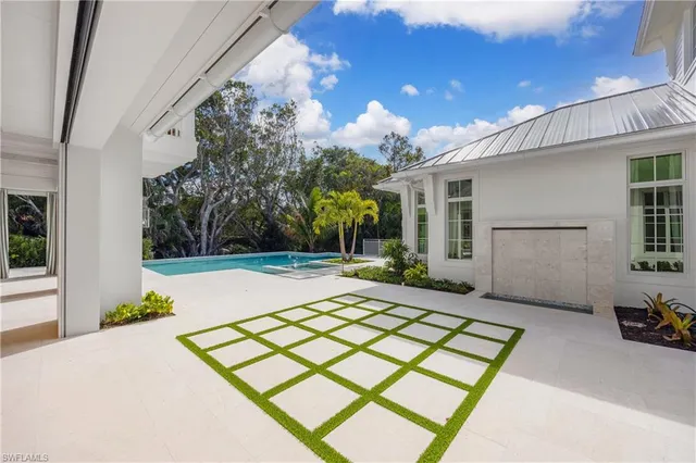 $18,700,000 | 3295 Gordon Drive, Naples, FL 34102