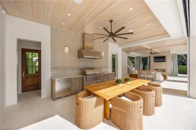 $18,700,000 | 3295 Gordon Drive, Naples, FL 34102