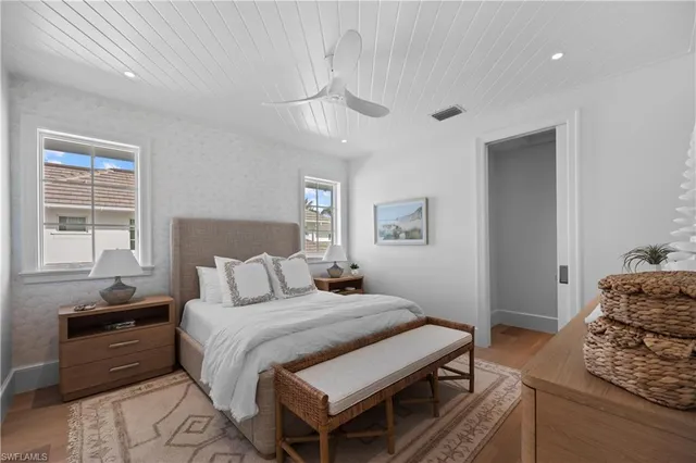 $18,700,000 | 3295 Gordon Drive, Naples, FL 34102