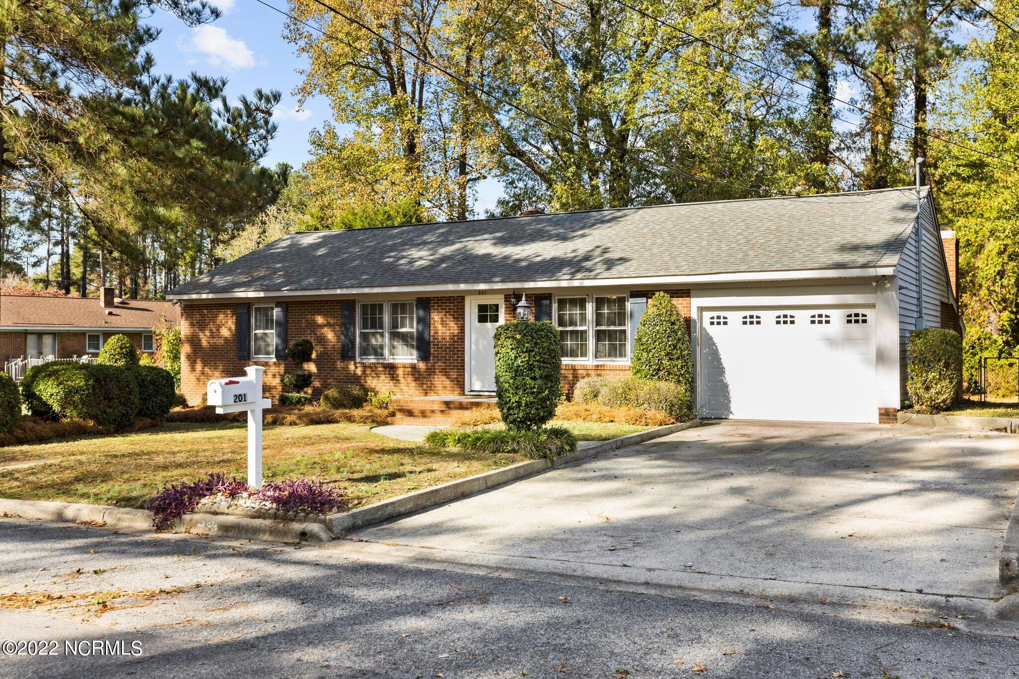 201 Kent Road Greenville, NC 27858 - Photo 4 of 42 4-web-or-mls-IMGL6158