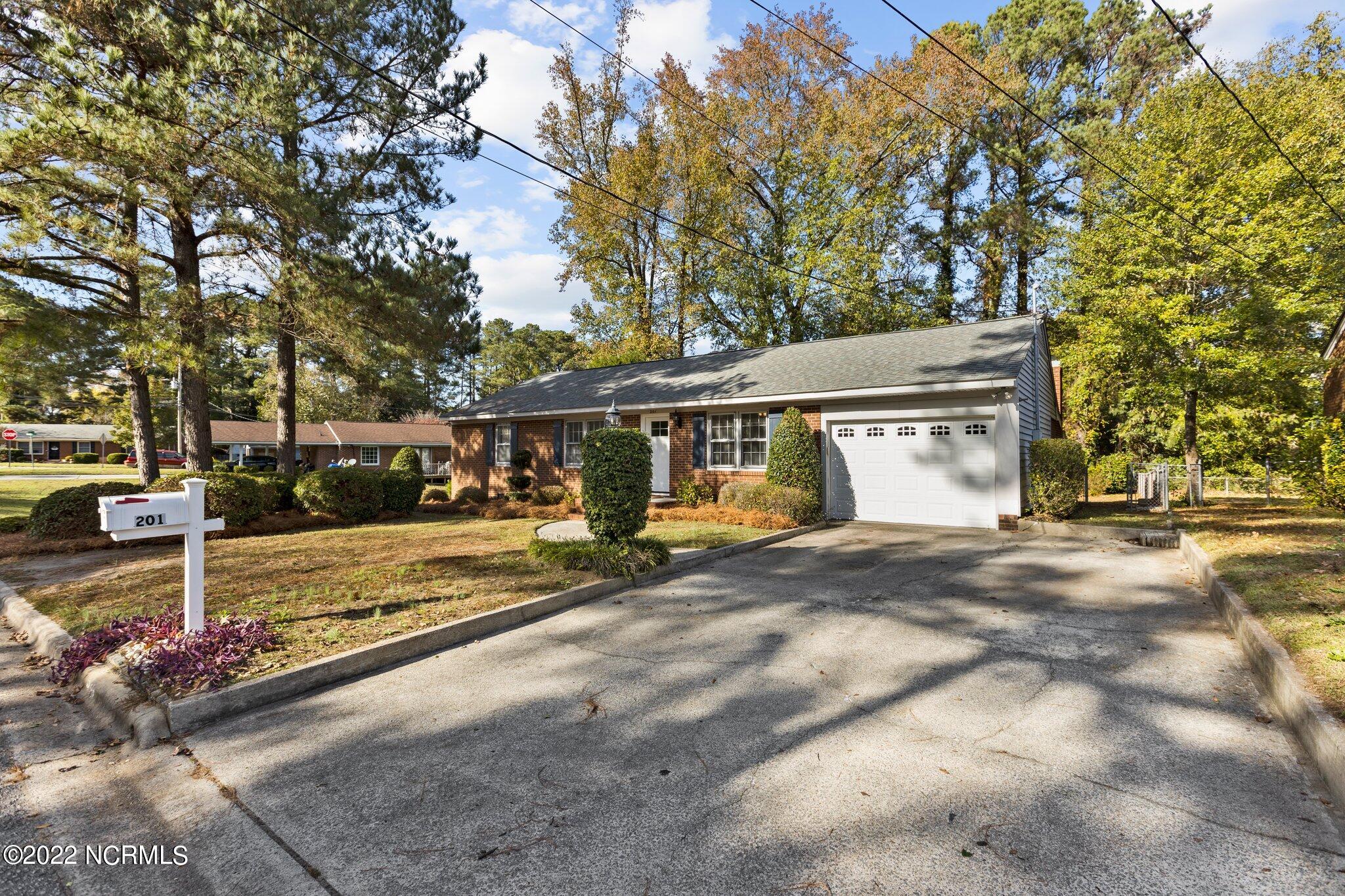 201 Kent Road Greenville, NC 27858 - Photo 5 of 42 5-web-or-mls-IMGL6144