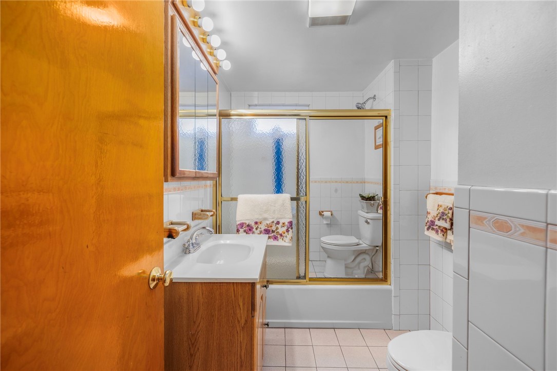 136 King Philip Road East Providence, RI 02916 - Photo 11 of 20 main level full bath