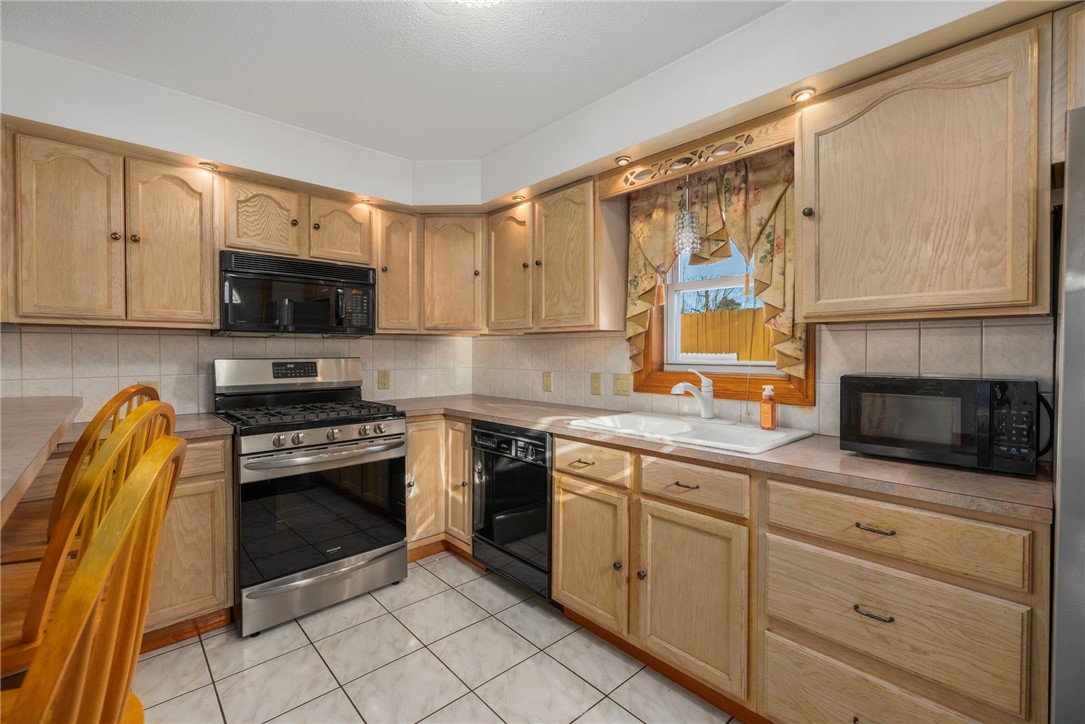 136 King Philip Road East Providence, RI 02916 - Photo 5 of 20