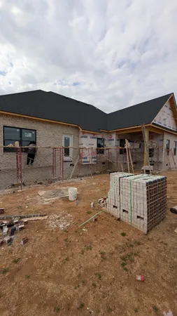 a view of a house with backyard