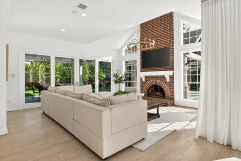 $3,500,000 | 10811 Briar Branch Drive, Hunters Creek Village, TX 77024