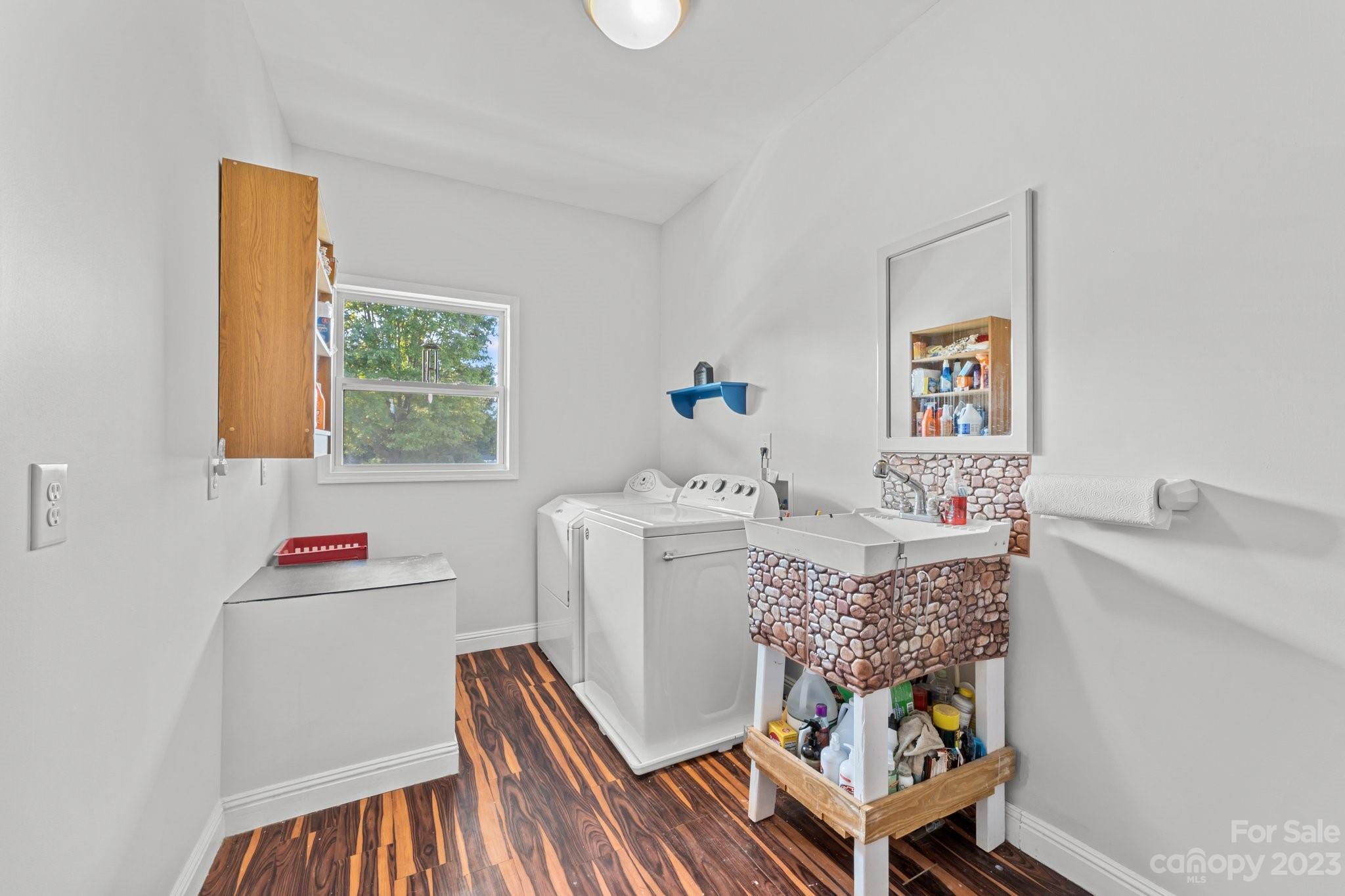 105 Vista Drive Davidson, NC 28036 - Photo 24 of 29 a room with a table and a window