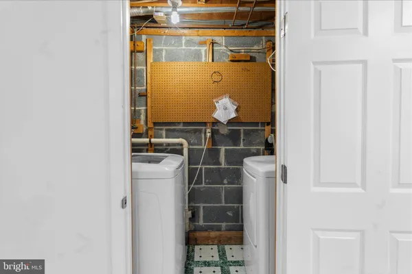 $560,000 | 2402 Windbreak Drive, Alexandria, VA 22306