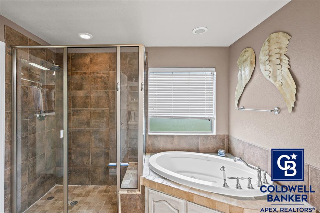 1316 Prairie Point Rhome, TX 76078 - Photo 15 of 30 a bathroom with a bathtub and a sink