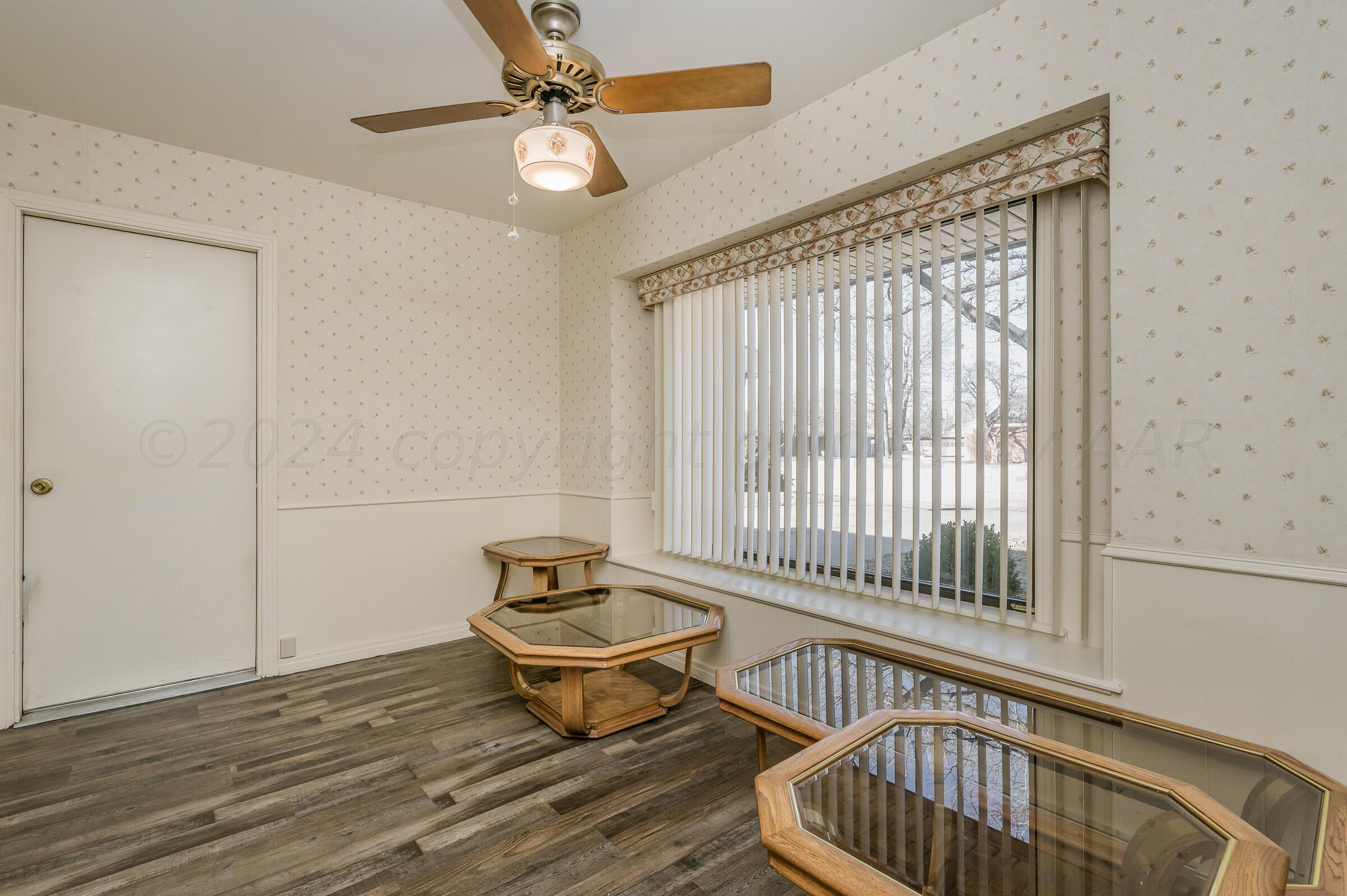 6113 Elmhurst Road Amarillo, TX 79106 - Photo 4 of 28 a living room with furniture and a window