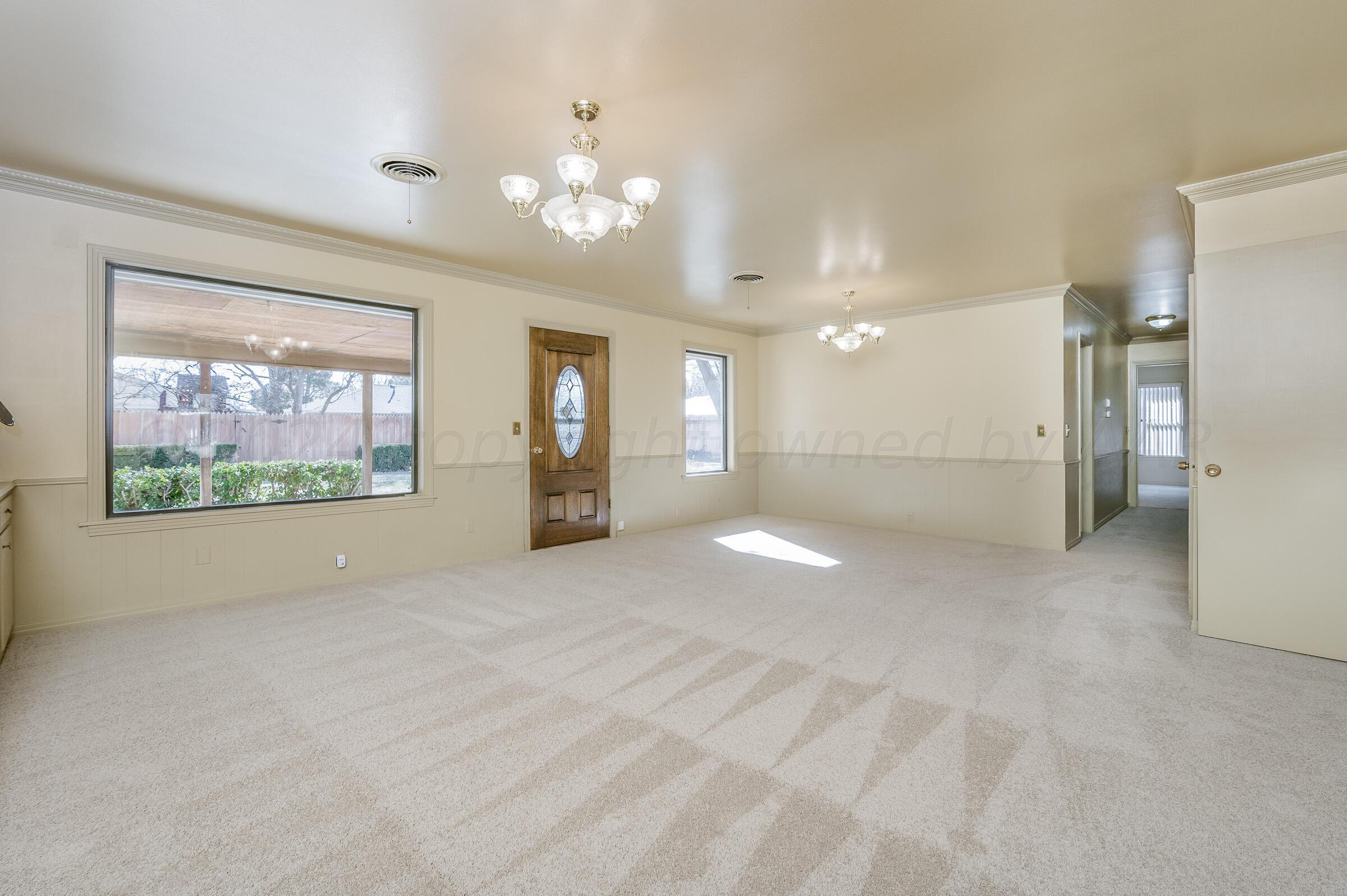 6113 Elmhurst Road Amarillo, TX 79106 - Photo 10 of 28 a view of livingroom with a furniture