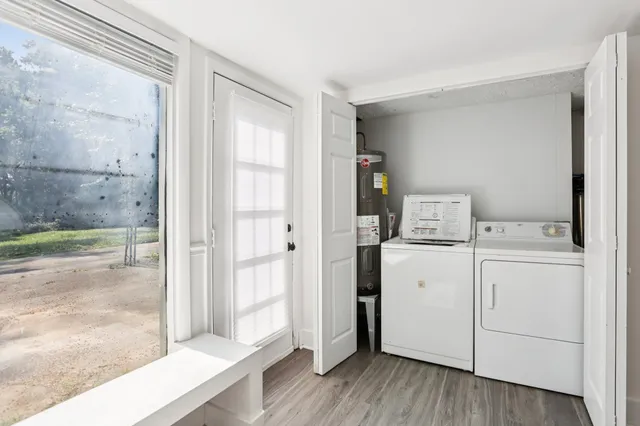 a view of a house with backyard and garden