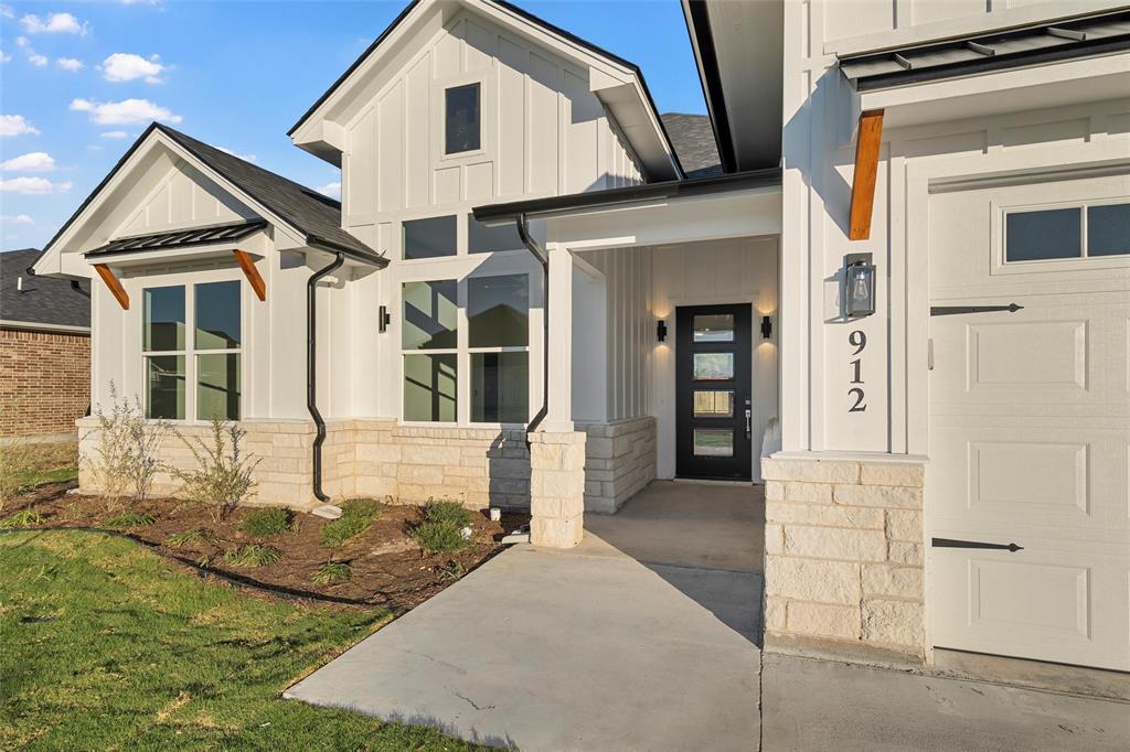 912 Gallant Fox Hewitt, TX 76643 - Photo 26 of 31 front view of a house with a yard