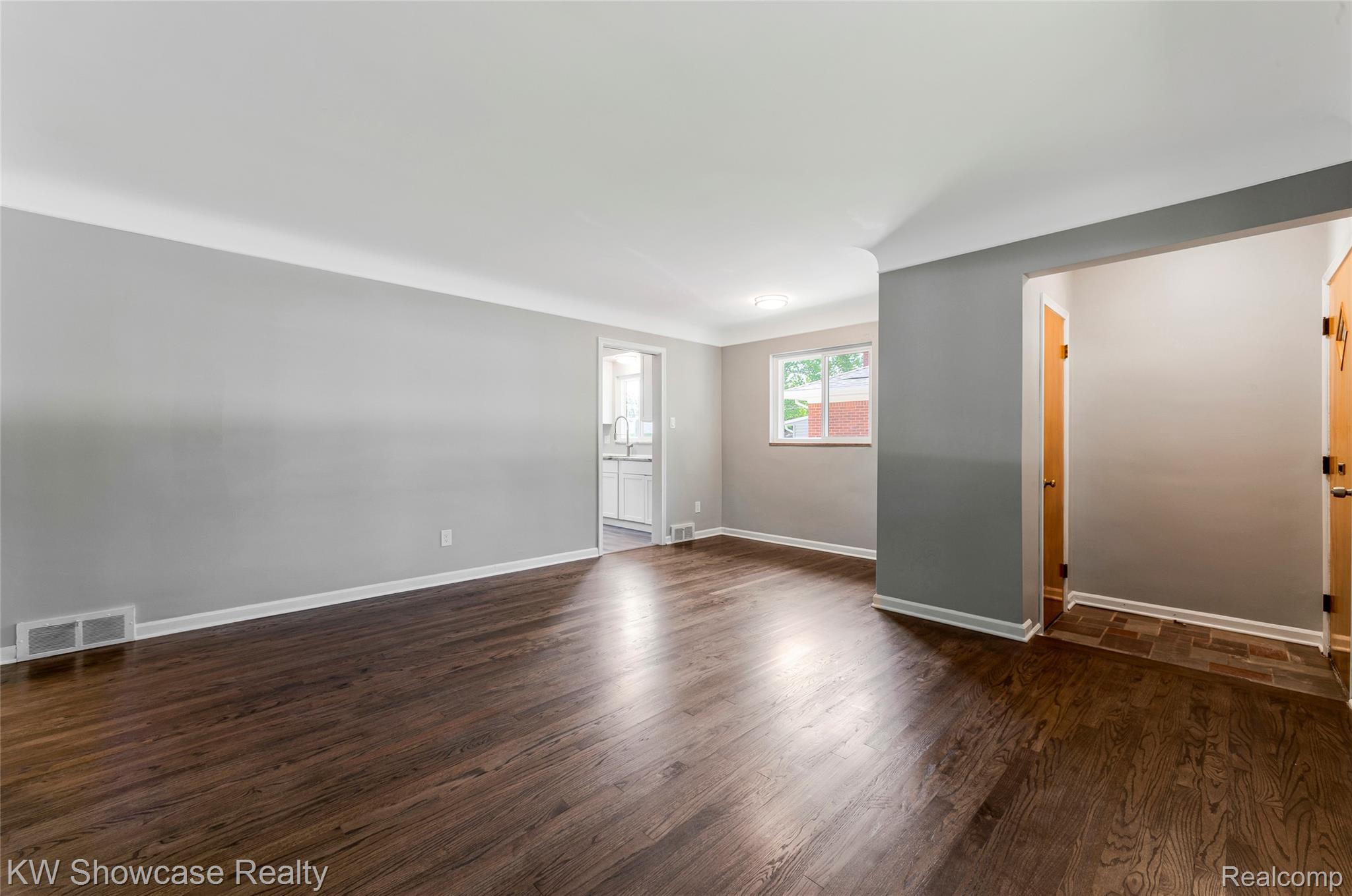 8936 Merriman Road Livonia, MI 48150 - Photo 20 of 49 LIV_6280.jpg