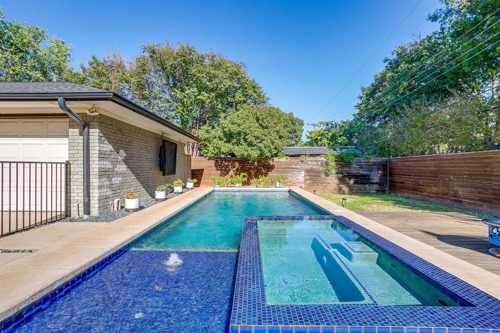 4521 Cloudview Road Fort Worth, TX 76109 - Photo 38 of 40 a view of a back yard from a balcony