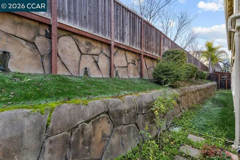 a view of a back yard of the house and green space