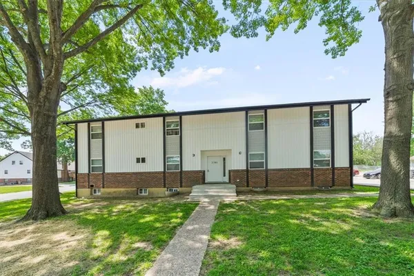 $675,000 | 2201 Twin Oaks Drive, Harrisonville, MO 64701