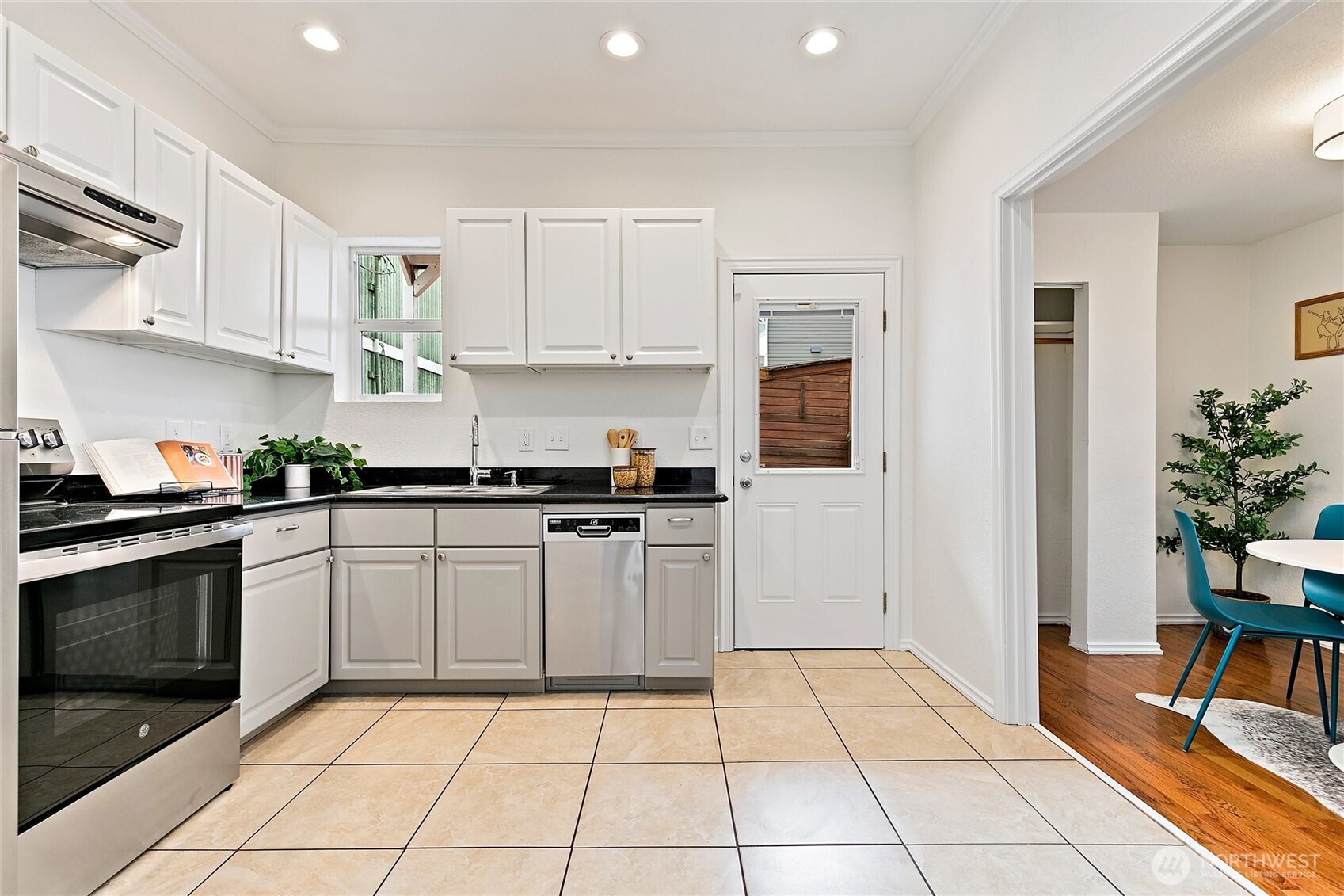 1913 East Spruce Street Seattle, WA 98122 - Photo 7 of 36