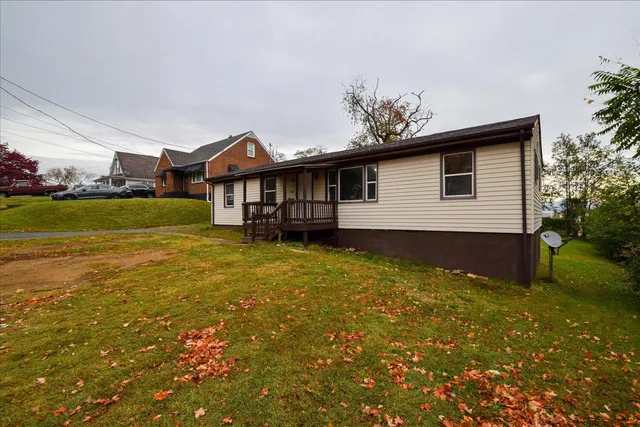 a view of a house with a yard
