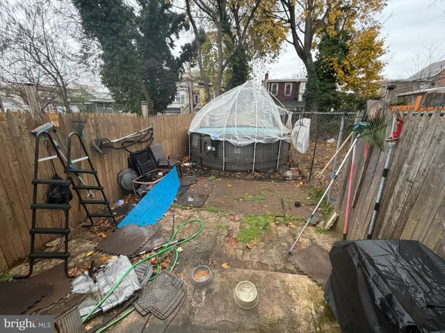 a view of a house with backyard