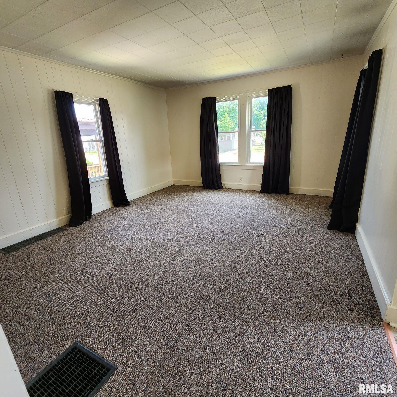 619 3rd Avenue South Clinton, IA 52732 - Photo 4 of 7 Gallery Image 4