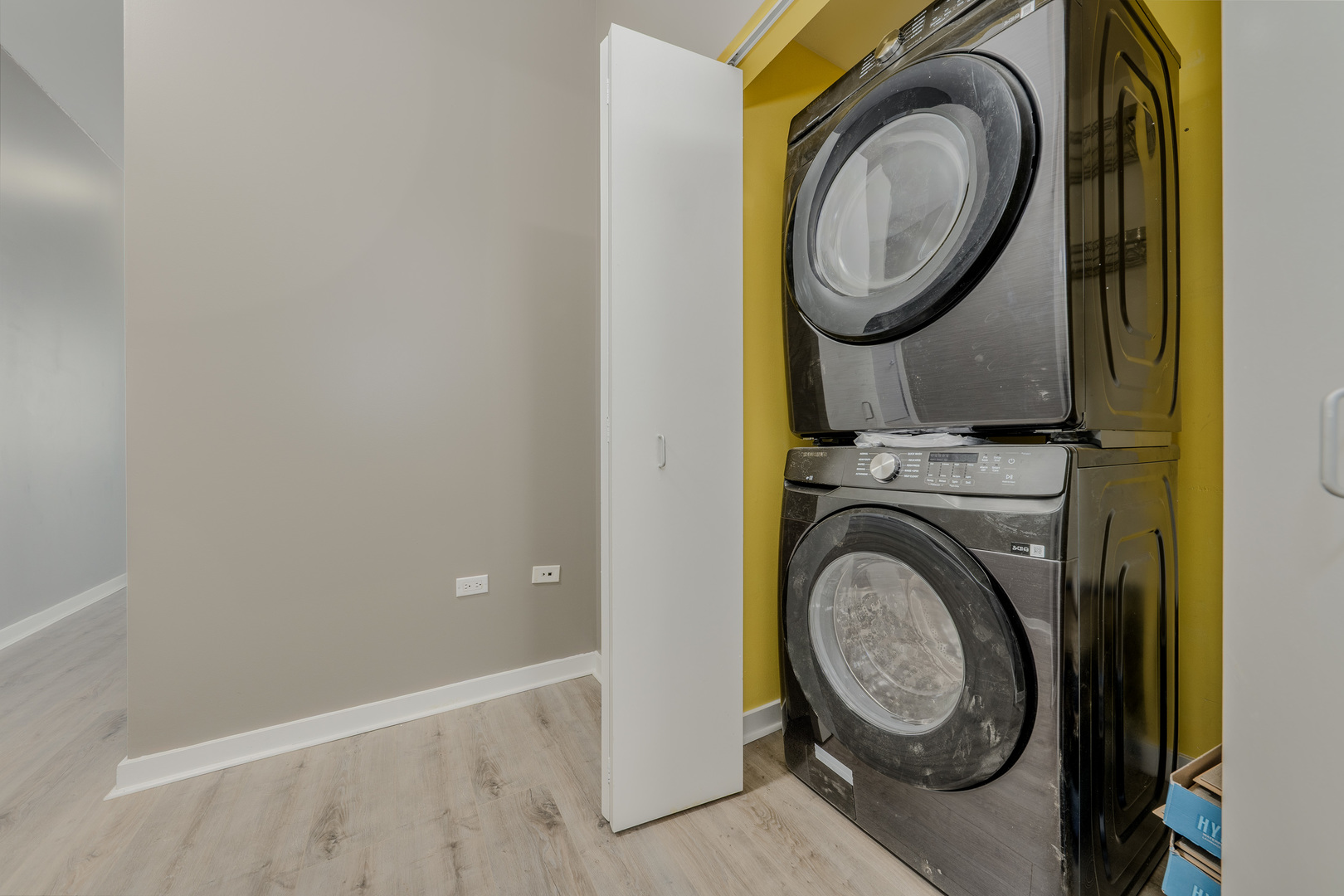 235 West Van Buren Street, Unit 3105 Chicago, IL 60607 - Photo 19 of 29 a utility room with dryer and washer