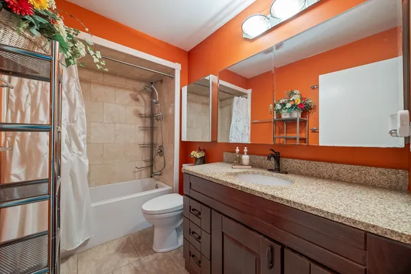 $475,000 | 251 Hawthorne Drive, Bloomingdale, IL 60108