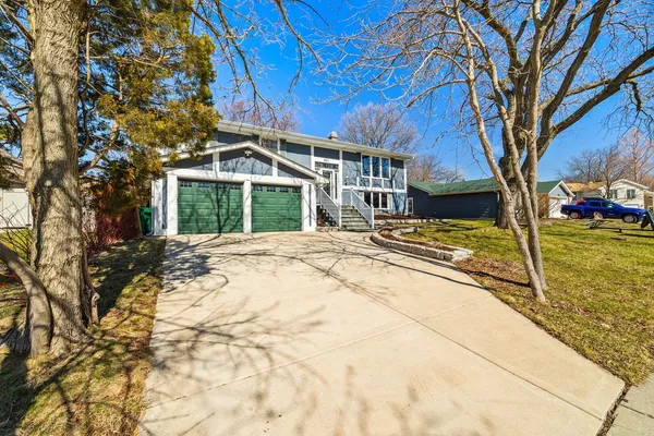 $475,000 | 251 Hawthorne Drive, Bloomingdale, IL 60108