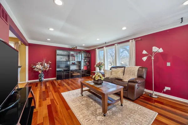$475,000 | 251 Hawthorne Drive, Bloomingdale, IL 60108