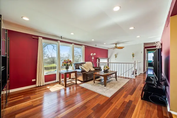 $475,000 | 251 Hawthorne Drive, Bloomingdale, IL 60108