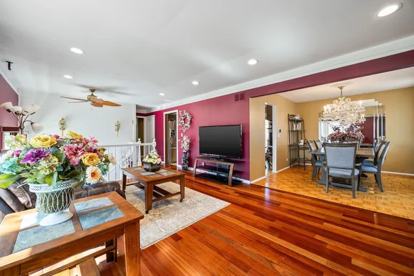 $475,000 | 251 Hawthorne Drive, Bloomingdale, IL 60108