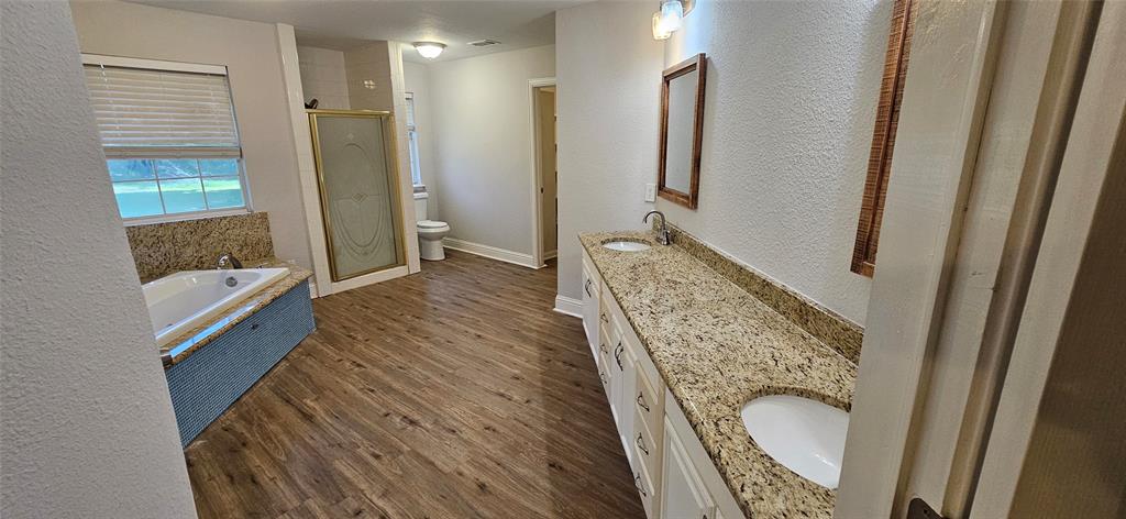 137 Oakview Gainesville, TX 76240 - Photo 15 of 37 Primary Bathtub & Shower.