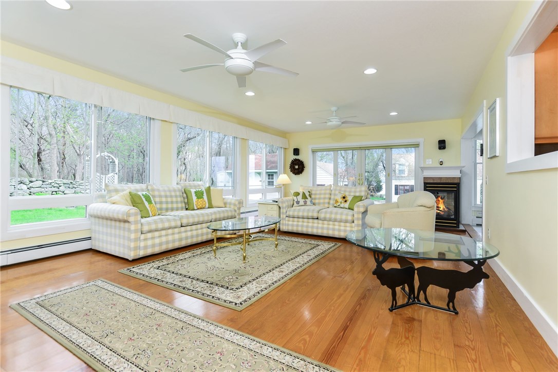 60 Onondega Road Narragansett, RI 02882 - Photo 7 of 40 Bright Family Room