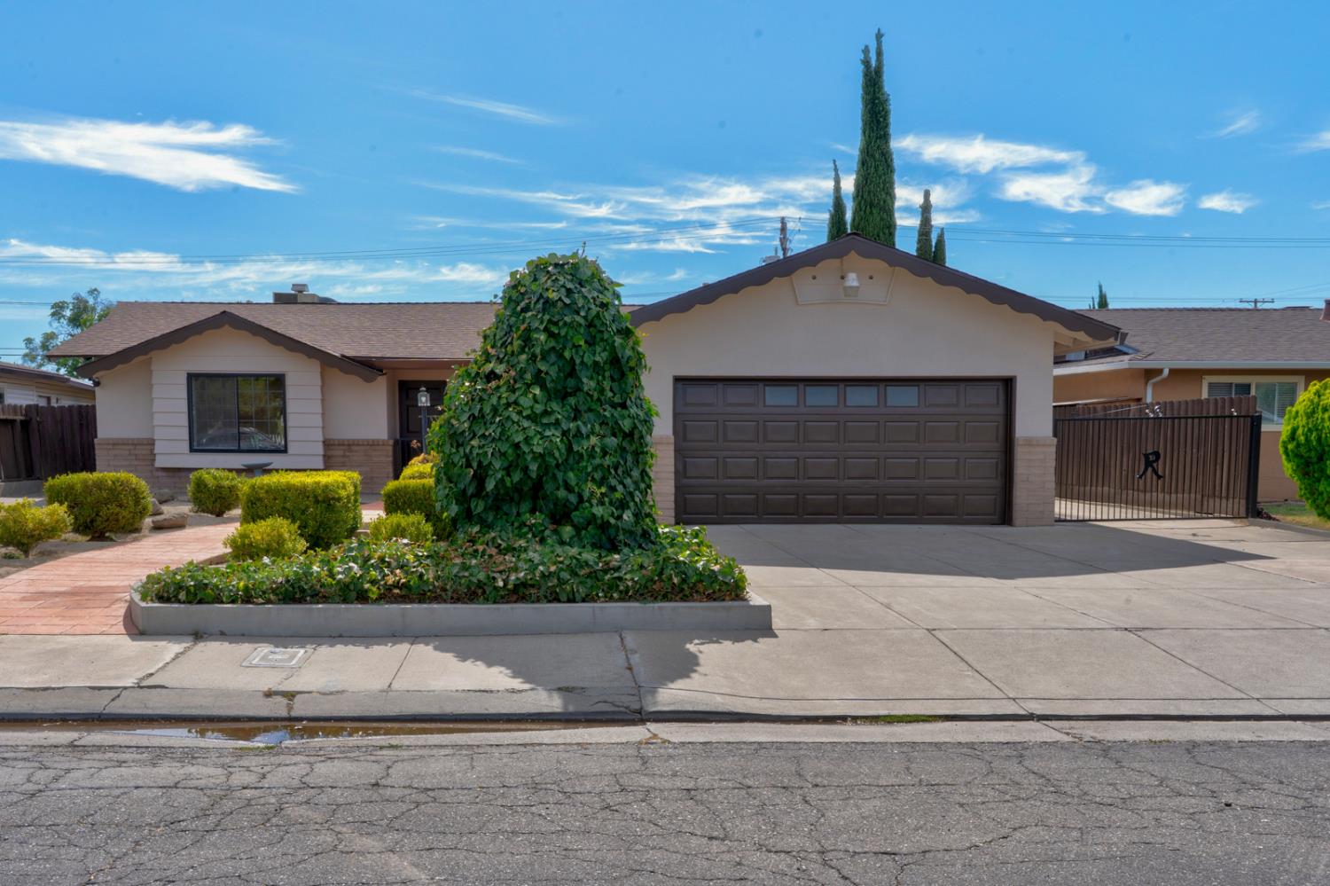 163 North Santa Rosa Street Los Banos, CA 93635 - Photo 1 of 49