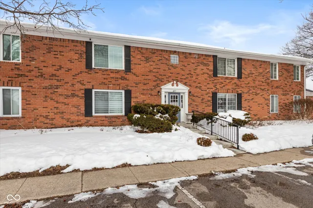 $99,900 | 6417 Park Central Drive West, Unit D, Indianapolis, IN 46260