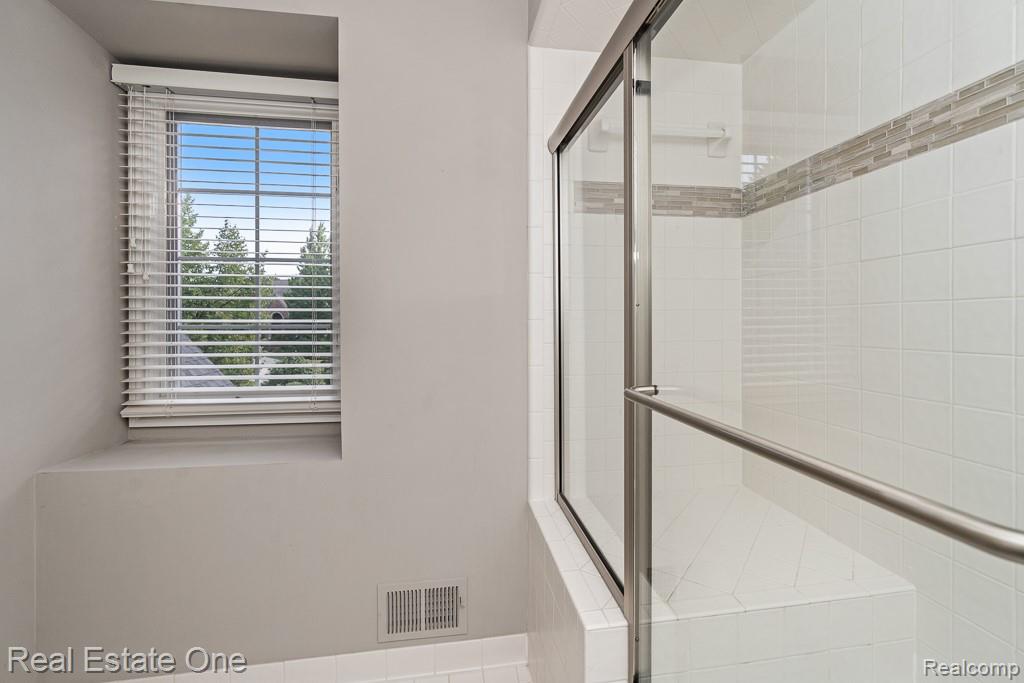 5575 Murfield Drive Rochester, MI 48306 - Photo 33 of 53 Dual-bath shower