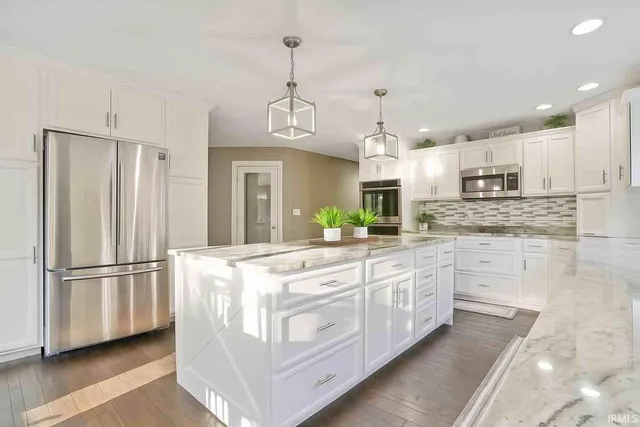 $925,000 | 9756 Cedar Hill Court, Evansville, IN 47710